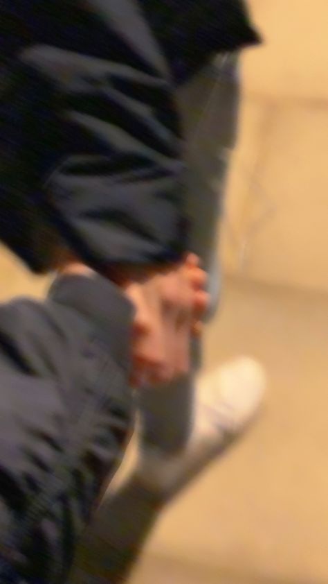 Cute Blurry Pictures Couples, Asthetic Picture Hold Hand, Cute Aesthetic Couple Pics No Face Black, Blurry Couple Pics Aesthetic, Couples Aesthetics Blurry Wallpaper, Shake Hands Aesthetic, Indian Couple Holding Hands Aesthetic, Couple Picture Ideas Teenagers No Face, Blur Couple Aesthetic