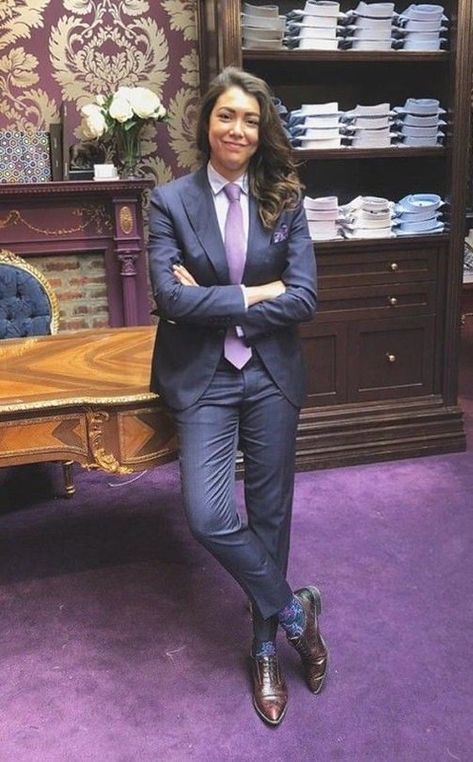 Lesbians In Suits, Women In Mens Suits, Tomboy Formal Outfits, Gay Girl Outfits, Womens Tuxedo, Nonbinary Fashion, Lesbian Outfits, Estilo Tomboy