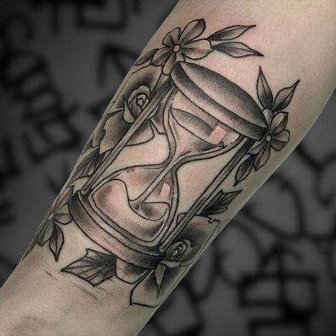 Hour Glass Tattoos For Women, Butterfly With Flowers Tattoo, Hourglass Tattoo, Men's Fashion Tips, Hourglasses, Old School Tattoo Designs, Flowers Tattoo, New School Tattoo, Badass Tattoos