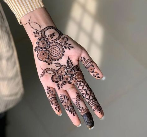 Henna designs Mehandi Design For Palm, Front Mehendi Designs Simple, Henna Designs For Front Hand, Front Hand Mehndi Designs Simple Arabic, Mehendi For Eid, Arabic Henna Designs Simple, Mehendi Front Hand, Front Mehendi Designs, Henna Front Hand