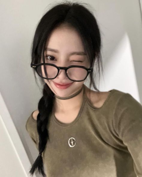 zoa selca update🦌 230922 weeekly icon Anger Art, September 22, Girl Icons, Girl Crush, Instagram Update, Pretty Wallpapers, Good Day, A Woman, On Instagram