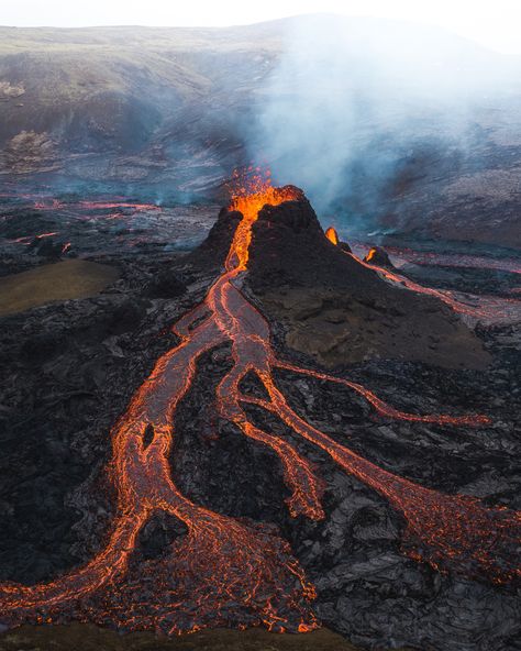 Volcano Pictures, Volcano Photos, Iceland Volcano, Iceland Island, March 19, Breath Of The Wild, Fantasy Landscape, Fantasy World, Natural Disasters