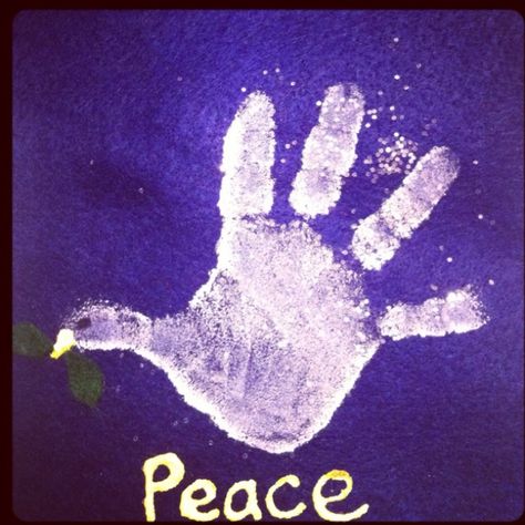 Handprint dove. Hang using a wooden dowel & ribbon. Memorial Day Crafts For Preschoolers, Remembrance Day Crafts, Memorial Day Crafts, Mlk Crafts, Poppy Craft For Kids, Peace Crafts, Remembrance Day Activities, Remembrance Day Art, Dove Peace