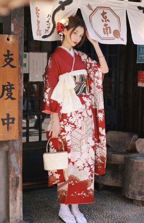 Red Yukata, Kimono Kyoto, Pose Mannequin, Woman In Kimono, Yukata Women, Japan Dress, Kimono Traditional, Fall Photo Shoot Outfits, Japanese Traditional Clothes