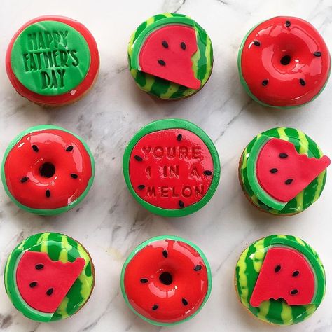 Nana Sprinkles Bakeshop в Instagram: «Happy Father’s Day-You’re 1 in a Melon🍉🍉🍉🍩. #happyfathersday #fathersday #watermelon🍉 #watermelonsugar #watermelon #minidonuts…» Watermelon Cake Pops, Watermelon Dessert, Popsicles Cake, Donut Decorating Ideas, Ladybug Cakes, Homemade Donuts Recipe, Cute Christmas Cookies, Halloween Decorations For Kids, Donut Decorations