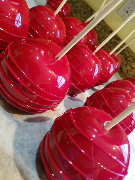 Classic red candy apples #oneskinnybaker Red Candy Apples, Pokemon Core, Mlp Au, Genshin Aesthetic, Gourmet Candy Apples, Kyoko Sakura, Candy Apple Recipe, Apple Aesthetic, Gourmet Apples