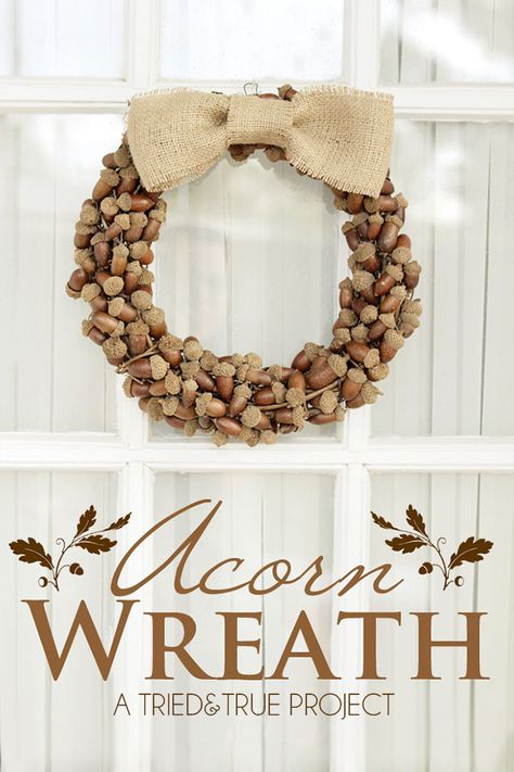 Fall Wreath with Acorns - Decorate your door with this beautiful acorn wreath! #diy #autumn #wreath Acorn Wreath, Farmhouse Fall Wreath, Wreath Hanging, Acorn Crafts, Diy Burlap, Deco Nature, Diy Fall Wreath, Fall Crafts Diy, Fall Projects