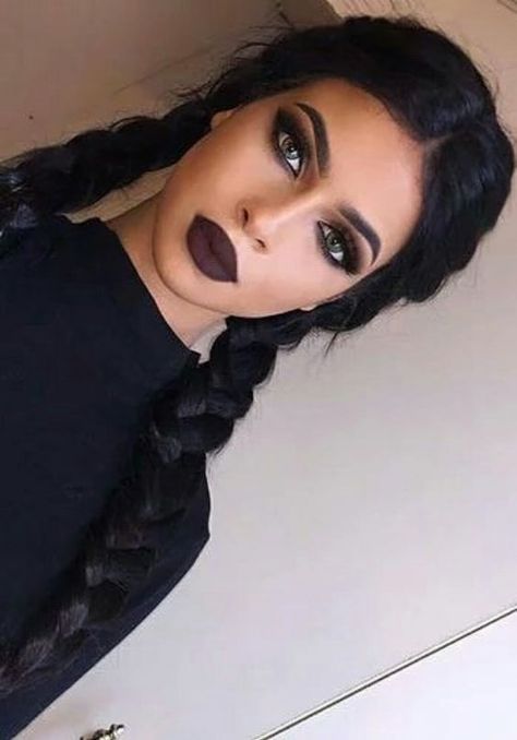 7 Absolutely Essential Tips on How to Wear Dark Lipstick for Beginners #makeup #HalloweenMakeup Dark Lipstick Makeup, Matte Make Up, Halloween Make-up Looks, Dark Makeup Looks, Halloween Makeup Pretty, Halloween Makeup Inspiration, Dark Lipstick, Halloween Tattoo, Halloween Makeup Easy