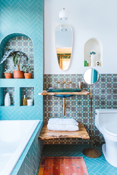 30 Inspiring Colorful Bathrooms — THE NORDROOM Moroccan Bathroom, Bathroom Decor Colors, Bad Inspiration, Room Tiles, Bathroom Trends, Trendy Bathroom, Island Getaway, Blue Bathroom, Bath Room