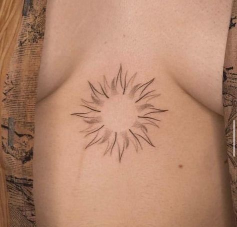 Dot Work Sun Tattoo, Large Sun Tattoo, Sun Tattoo Hip, Sun Knee Tattoo, Tatoos Woman, Oni Tattoo, Tattoo Hip, Bracelet Tattoo, Sun Tattoos