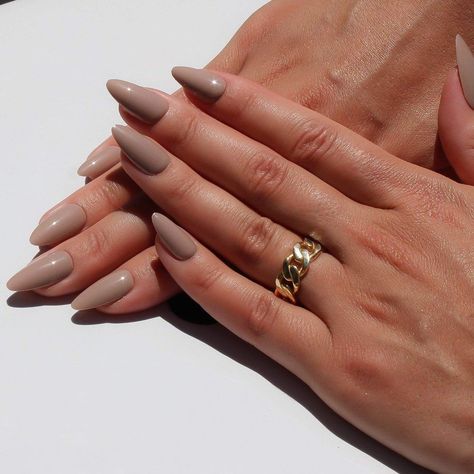 https://www.youtube.com/embed/8thzSw87Cao Nude Baddie Nails, Acrylic Nail Colors, Nail Colors 2023, Nails 2023 Trends, Taupe Nails, Solid Color Nails, Outfit 2023, Beige Nails, Almond Shape Nails