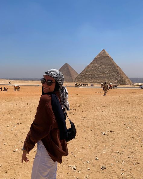 Pyramids Egypt Photo Ideas, Cairo Picture Ideas, Pyramids Poses, Piramides Photo Ideas, Pyramids In Egypt, Pyramid Picture Ideas, Pyramids Egypt Poses, Egypt Trip Aesthetic, Pyramid Outfits Egypt