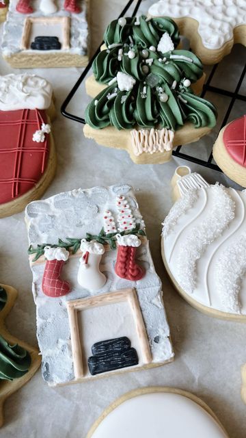 Fireplace Cookies Decorated, Stocking Cookies Decorated, Elegant Christmas Cookies, Stocking Cookies, Sweet Treats Party, Cakes Christmas, Cookie Decorations, Cookie Sticks, Decorating Cookies