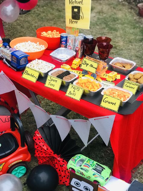 Food and Drinks: Serve food items that resemble car parts or are car-themed, such as "spare tire" donuts, "traffic light" fruit skewers, or "race track" sandwiches. Cars Theme Food, Birthday Pizza, Veggie Plate, Fruit Skewers, Car Theme, Car Plates, Food Stands, Car Themes, Traffic Light