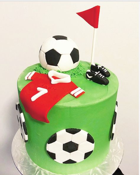 Football Cakes For Boys, Football Cake Design, Soccer Birthday Cakes, Football Birthday Cake, 9th Birthday Cake, 7th Birthday Cakes, Soccer Cake, Buttercream Fondant, Soccer Birthday Parties