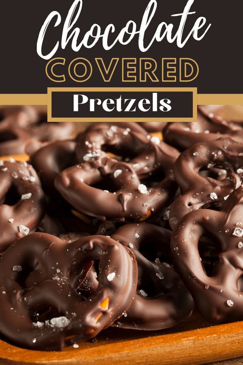 Nothing beats chocolate covered pretzels. They're the perfect snack for after dinner or even throughout the day. Simple and quick to make, you'll be glad you made these chocolate pretzels. Bisquick Banana Bread, Chocolate Covered Pretzels Recipe, Chocolate Dipped Pretzels, Cookie Brownie Recipe, Pretzel Dip, Chocolate Making, Covered Pretzels, Pretzels Recipe, Crunchy Snack