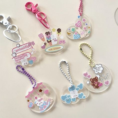 Guka Keychain, Decoden Ideas, Wallet Inspiration, Top Decor Ideas, Keychain Beads, School Supplies Kawaii, Diy Cream, Keychain Craft, Deco Sticker