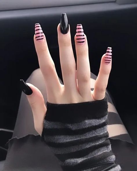 40+ Spooky and Fun Halloween Nail Art Ideas - HubPages Punk Concert Nails, Acrylic Nail Designs Emo, Emo Gel Nails, Grunge Valentines Nails, Emo Valentines Nails, Short Emo Nails, Scene Nails Emo, Short Gothic Nails, Emo Nail Ideas