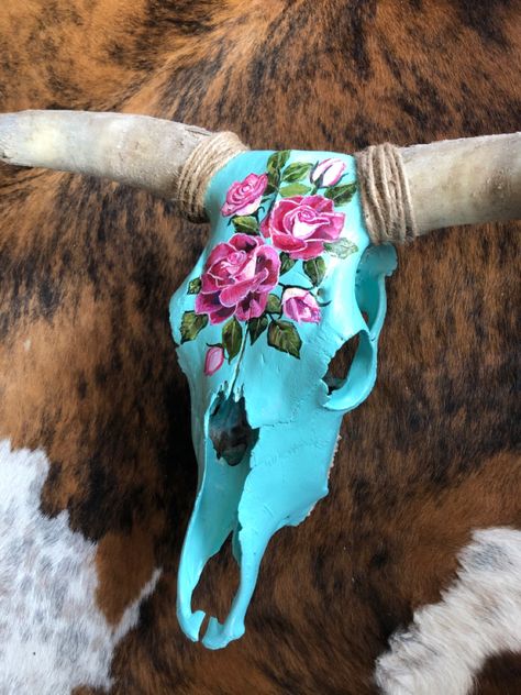 Handpainted on a longhorn skull Painted Longhorn Skull, Cow Skull Painting Ideas, Longhorn Skull Art, Painted Deer Skulls, Painted Animal Skulls, Animal Skull Decor, Deer Skull Art, Painted Cow Skulls, Painted Skulls