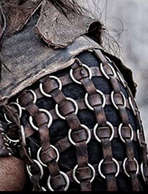 Chainmail And Leather Armor, Diy Viking Accessories, Larp Leather Armor, Larp Costume Ideas, Fantasy Viking Armor, Vikings Armor, Larp Costume Diy, Larp Crafts, Viking Leather Armor