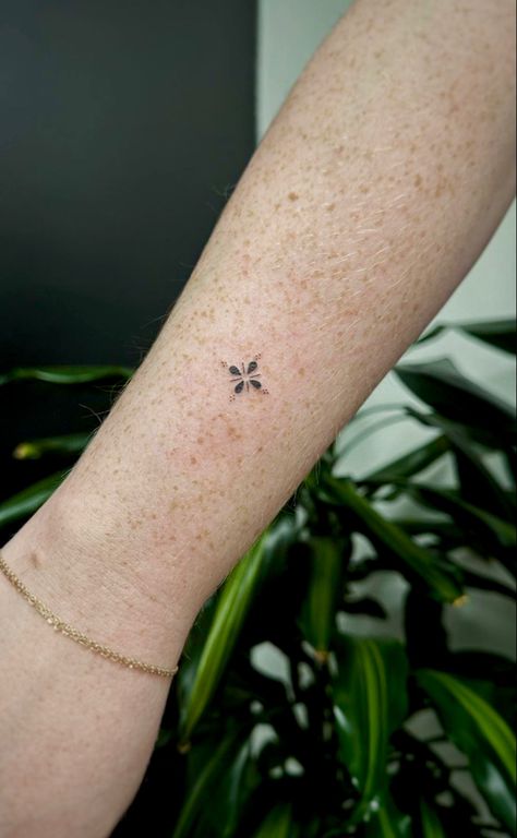 Fine Line Ornamental Tattoo Hand, Small Decorative Tattoos, Body Adornment Tattoos, Ornamental Small Tattoo, Shoulder Small Tattoo, Delicate Wrist Tattoos For Women, Mini Ornamental Tattoo, Small Ornamental Tattoo, Danish Tattoo