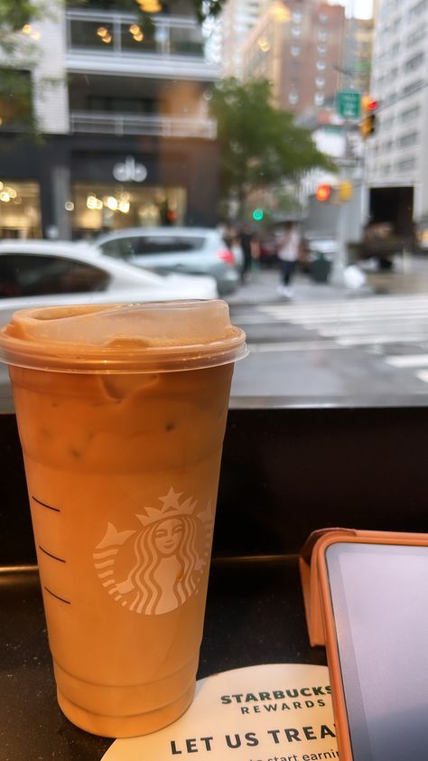 Nyc Starbucks, Coffee Cafe Aesthetic, Starbucks Rewards, Aesthetic Nyc, Cafe Aesthetic, Coffee Cafe, Starbucks Coffee, Plastic Cup, York City