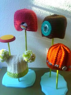 Boho in the 'Burbs: How to Make a Hat-Stand for Less Than Ten Bucks Craft Displays, Craft Booth Display, Craft Fairs Booth, Craft Booth Displays, Hat Stand, Diy Display, Craft Stalls, Sale Ideas, Crocheted Hats