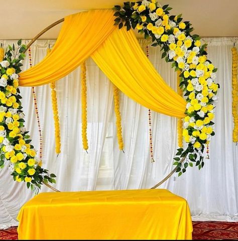 Pillar Decoration Ideas For School, Vana Rasam, Haldi Stage Decoration, Haldi Function Decoration, Haldi Backdrop, Pillar Decorations, Haldi Decoration Ideas, Haldi Ceremony Decorations, Haldi Decoration