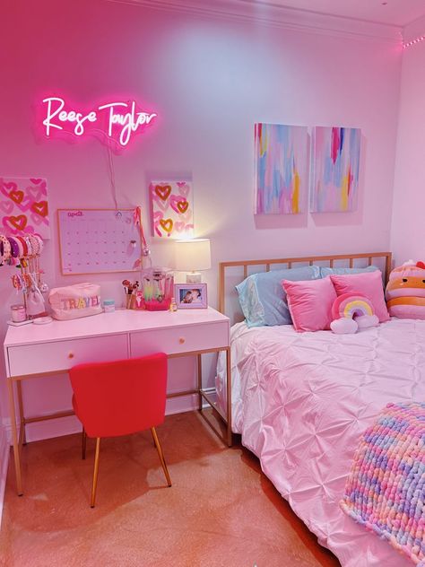 Cute Preppy Bedroom, Teen Girl Bedroom Ideas Aesthetic, Preppy Teen Bedroom, Preppy Rooms, Cuarto Aesthetic, Dorm Room Accessories, Room Ideas For Small Rooms, Small Room Makeover, Preppy Bedroom Decor