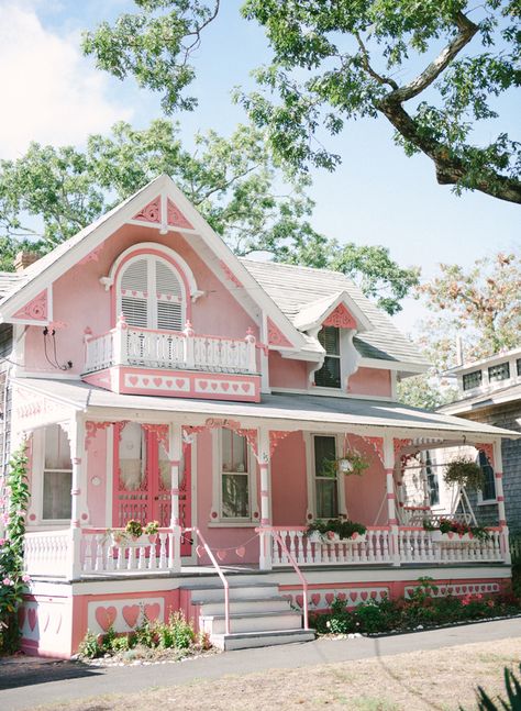 Pink House Marthas Vineyard | photography by http://www.stefaniekaprablog.com/ Town Inspiration, Bangunan Minecraft, Pink Cottage, Hiasan Bilik, Casa Vintage, Pink House, Cute House, Marthas Vineyard, Pink Houses