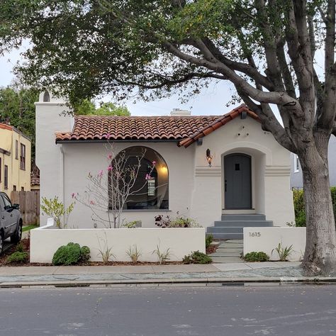 Spanish House Exterior Small, Small Hacienda Style Homes House Plans, Spanish House Exterior Paint, Small Spanish Style Homes House Plans, Small House Aesthetic Exterior, Arizona House Aesthetic, California Spanish Style Homes Exterior, Old Spanish Style Homes Exterior, Hacienda Style Homes Exterior