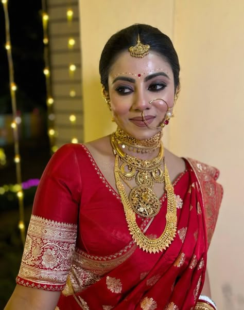 Simple Bengali Bride, Bengali Reception Bridal Look, Bengali Bride Makeup, Bengali Bride Look, Marriage Outfit, Indian Wedding Invitation Card Design, Alpona Design, Bengali Bridal Makeup, Doll Beauty