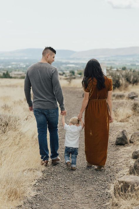 Family Pictures With Toddler, Large Family Poses, Family Maternity Pictures, Cute Family Pictures, Cute Family Photos, Family Photos With Baby, Family Photoshoot Poses, Fall Family Portraits, Family Maternity Photos