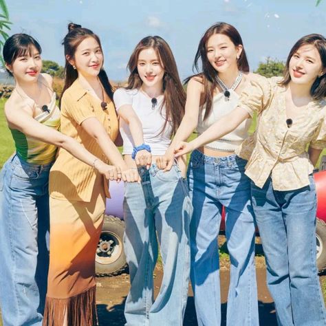 Red Velvet Group Photoshoot, Red Velvet Ot5 Photoshoot, Red Velet, How To Tie Ribbon, Yellow Bee, Summer Icon, Aesthetic Beauty, Girl Cakes, Girl Bands