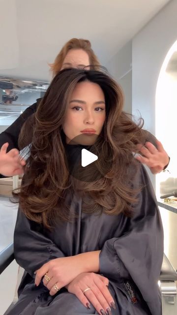 Tsutsumi Hoang on Instagram: "90s bouncy blowout, the perfect hairdo for the holiday season 🤍 hair by: @gevir @linnlinnea (Ad.) #90sblowout #bouncyblowout #chocolatehair #balayage #blowouthair" Sleek And Teased Blowout, Bouncy Haircuts For Long Hair, Wedding Blowout Hair Loose Waves, Bouncy 90s Hair, Tsutsumi Hoang Hair, Layered Hair 360, Bouncy Blowout Curls, Bridal Hair Blowout, Blowout Hair Wedding