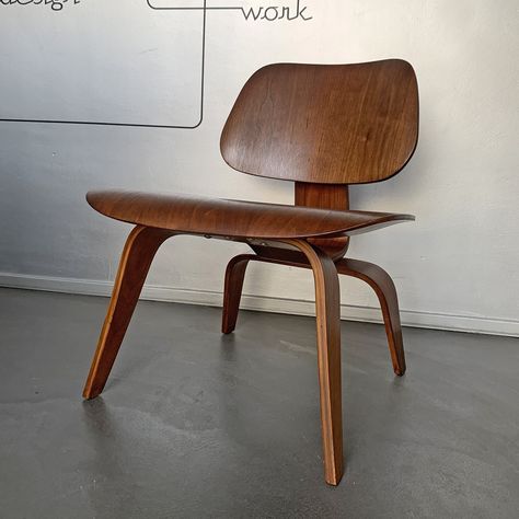 Listed on VNTG.com: LCW Lounge Chair Walnut Charles & Ray Eames for Evans / Herman Miller, 1948-49 | #vntg #vintage Charles Ray, Charles & Ray Eames, Ray Eames, Herman Miller, Vintage Design, Lounge Chair, Walnut, Lounge, Design