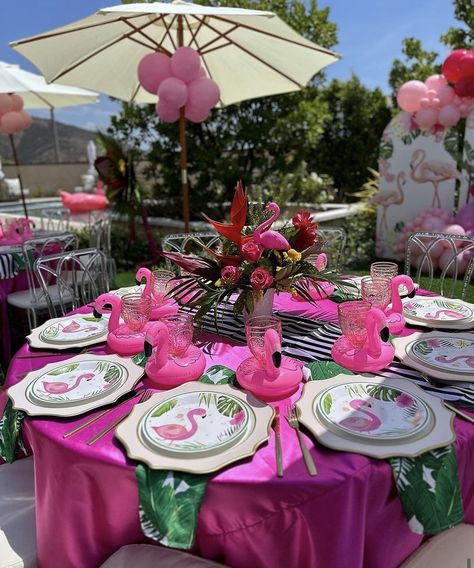 Flamingo Tea Party, Endless Summer Party, Flamingo Tablescape, Flamingo Pool Party, Flamingos Quote, Luau Party Food, Grad Party Theme, Flamingle Party, Flamingo Party Decor