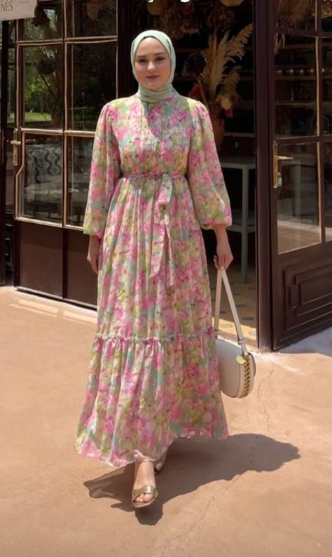 Floral Pastel Dress, Muslim Outfit Ideas, Floral Hijab, Pastel Floral Dress, Modest Outfits Muslim, Diy Belt For Dresses, Outfits Muslim, Cute Formal Dresses, Long Sleeve Ruffle Dress