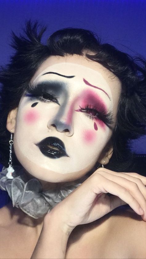 Reference Poses Close Up, Clown Drag Outfit, Salina Killa Clown, White Face Makeup Looks, Colorful Creative Makeup, Pierrot Clown Art, Jester Clown Makeup, Clown Reference Photo, Clown Inspo Outfit