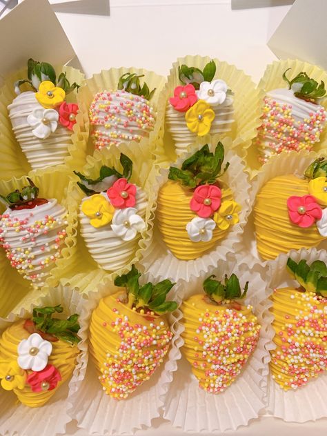 Hawaiian Birthday Party Treats, Hawaiian Birthday Treats, Aloha Party Treats, Luau Party Snack Ideas, Hawaiian Theme Cake Pops, Hawaiian Theme Party Desserts, Aloha Dessert Table, Hawaii Food Ideas Luau Party, Hawaiian Theme Brunch