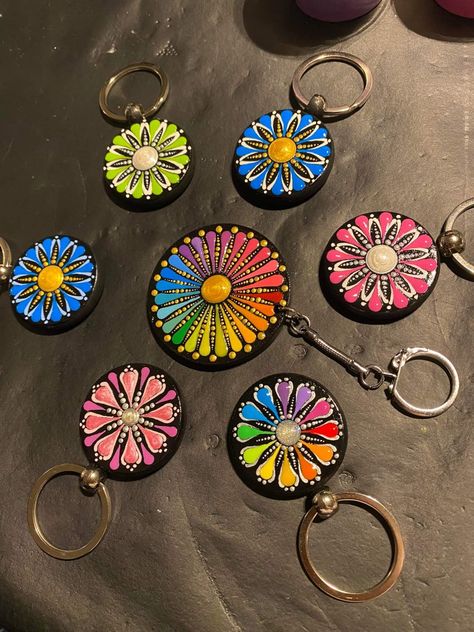 Mandala On Keychain, Mandala Dot Art Keychain, Dot Mandala Keychains, Hand Painted Keychain Ideas, Dot Mandala Keychain, Mandala Keychain, Dot Painting Tools, Mandala Jewelry, Mandala Rock Art