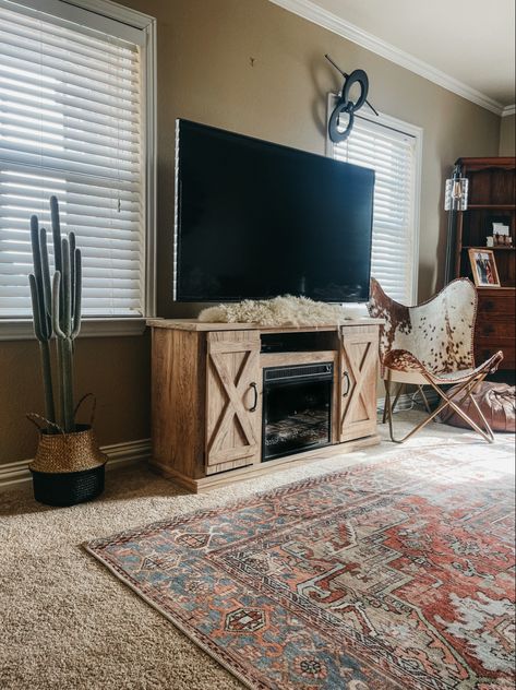 Small Western Living Room, Farmhouse Tv Stand Decor, Living Room Western, Western Apartment, Room Western, Southwestern House, Tv Stand Decor Living Room, Rustic Apartment Decor, Western House