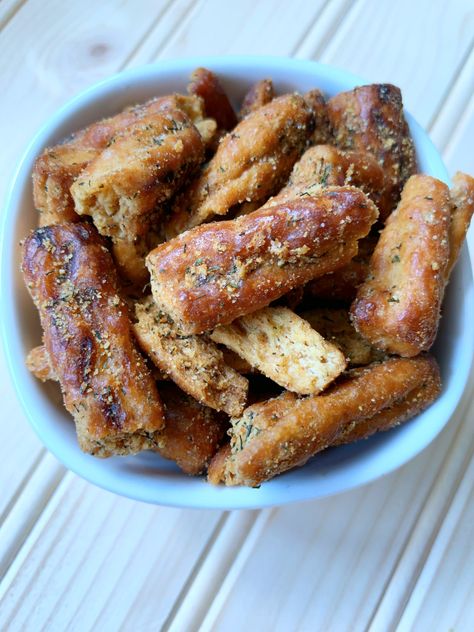 Garlic Ranch Seasoned Pretzels Ranch Seasoned Pretzels, Garlic Ranch Pretzels, Ranch Pretzels, Seasoned Pretzels, Garlic Ranch, Cheap Snack, Cinnamon Sugar Pretzels, Homemade Soft Pretzels, Pretzels Recipe