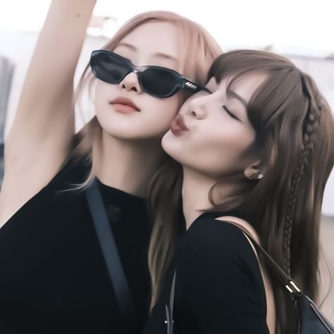 17 Kpop, Lisa Bp, Blackpink Funny, Lisa Rosé, Jennie Lisa, Rosé Blackpink, Kim Jisoo, Blackpink Rose, Best Couple