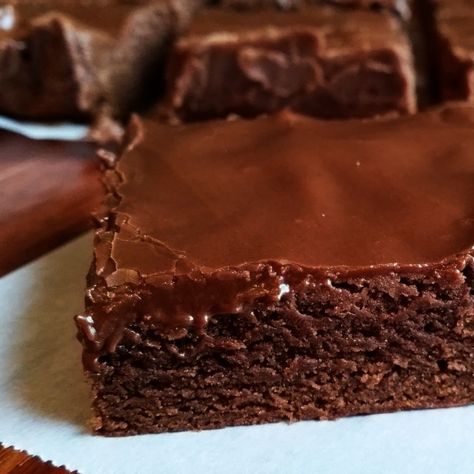 Brownie Icing, Brownies Decorados, School Cafeteria Food, Lunch Lady Brownies, School Lunch Recipes, Cafeteria Food, Lunch Lady, School Cafeteria, No Bake Brownies