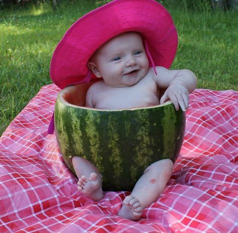 Summer Infant Photoshoot, Summer 6 Month Photos, Baby Watermelon Photo Shoot, Summer Milestone Picture Ideas, August Photoshoot Ideas, Infant Photo Ideas, Spring Baby Pictures, Summer Baby Pictures, Summer Baby Photos