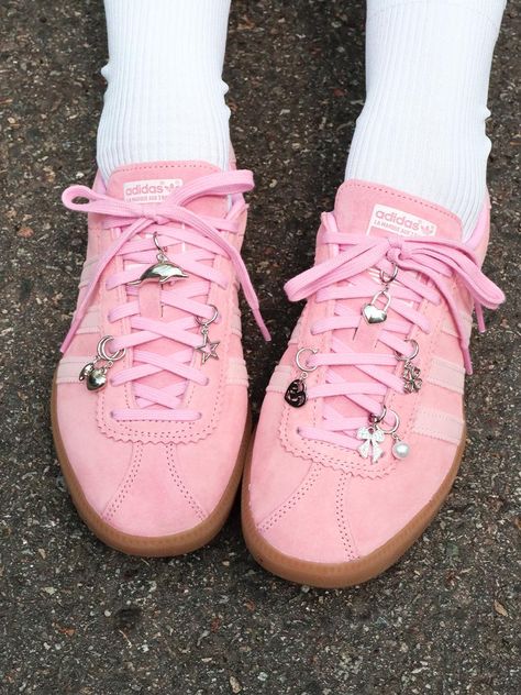 Composition : brass + ccb + zinc + acrylic pearlColor : silverCountry of Origin : KOREA Sneakers With Charms, Ribbon Laces Sneakers, Samba Charms, Shoelace Accessories, Sneaker Charms, Sneakers Customized, Shoes Charm, Shoelace Charms, Shoelace Charm