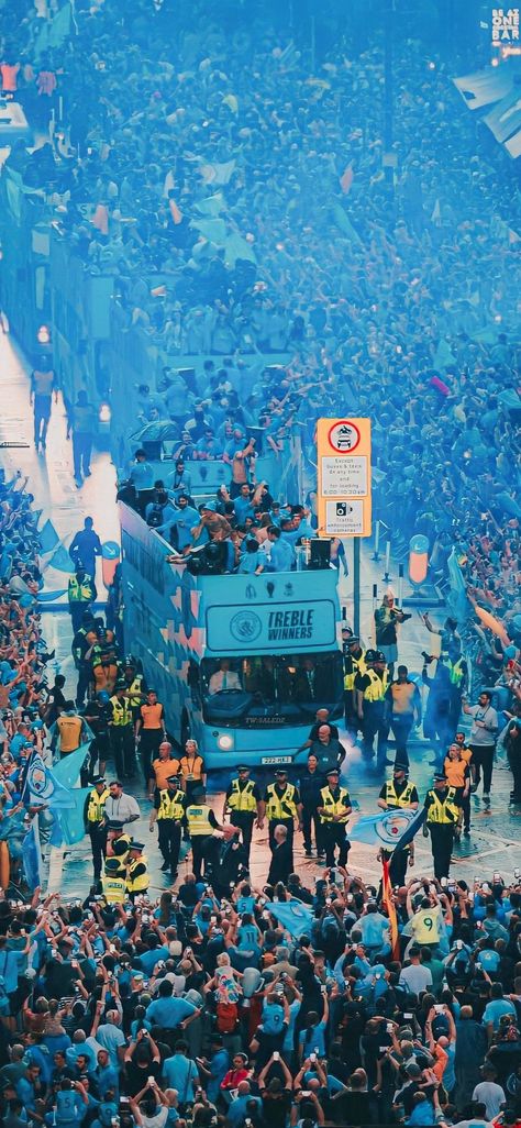 Manchester City parade 💙 Man City Treble, Man City Team, Manchester City Wallpaper, Football Players Images, Football Photography, Manchester City Football Club, Football Images, Soccer Poster, City Background