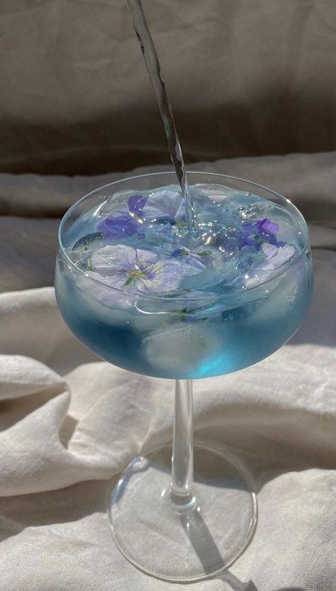 Blue Alcoholic Drinks Aesthetic, Food Blue Aesthetic, Drink Azul, Celeste Aesthetic, Mocktail Party, Mocktail Recipes, Blue Drinks, Everything Is Blue, Baby Blue Aesthetic