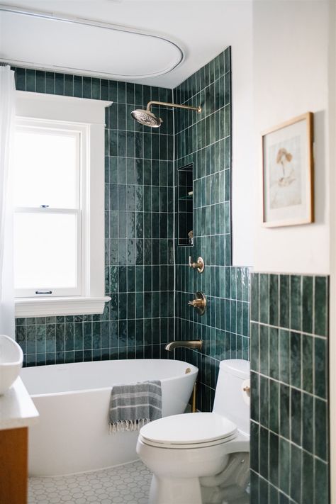 Introducing: #TheEmeraldLady — 204 PARK Green And White Bathroom, Dark Green Bathrooms, Green Tile Bathroom, Upstairs Bathrooms, Bad Design, Green Tile, Green Bathroom, Elegant Bathroom, Bath Room